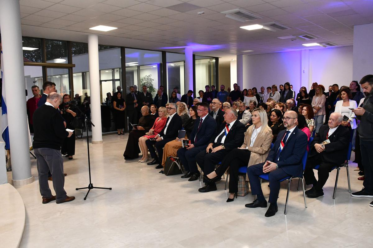 PUTUJUĆA IZLOŽBA već je predstavljena u Splitu i Tomislavgradu, a sada je i brodska publika imala priliku razgledati izvorne predmete iz ranog srednjeg vijeka