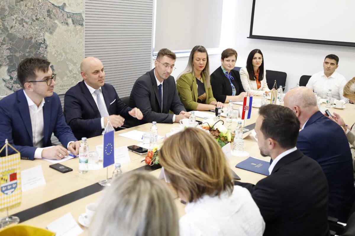 Ministar Bačić podijelio je i osam ugovora kojima se omogućuje održivi povratak sugrađana na ove prostore