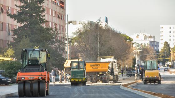 Postavljanje asfalta nakon visemjesečnih radova u Ulici dr. Franje Tuđmana