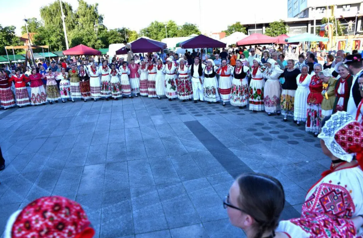 storyeditor/2025-06-19/kutina_foto2.png Subotnji dan, 28. lipnja započinje Kutinskim danom sporta uz teniske, kickboxing, kuglačke i vaterpolske turnire. Program se paralelno odvija i u Muzeju Moslavine uz izložbe i tematske vodiče