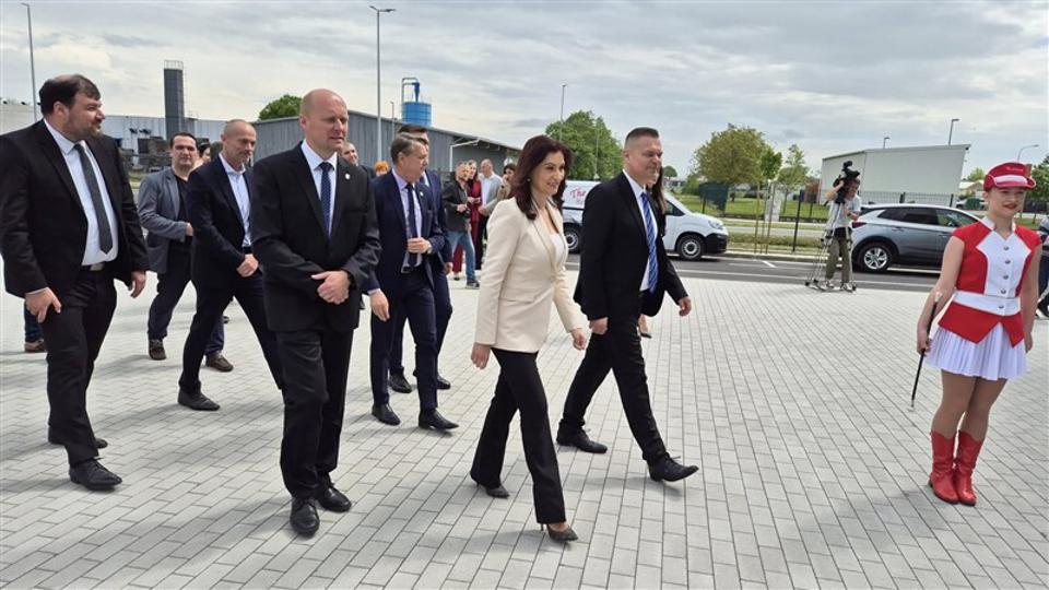 Zgrada se prostire na tisuću kvadrata, s 11 ureda koji će služiti mladim poduzetnicima i obrtnicima, prije svega po određenim kriterijima