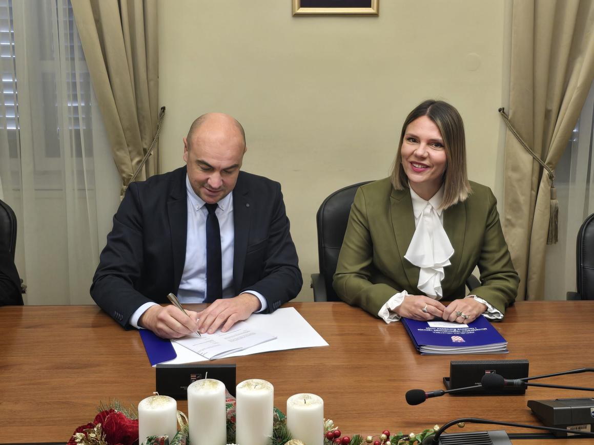 Plenković i Raguž uručili ugovore koji vrijede milijune eura