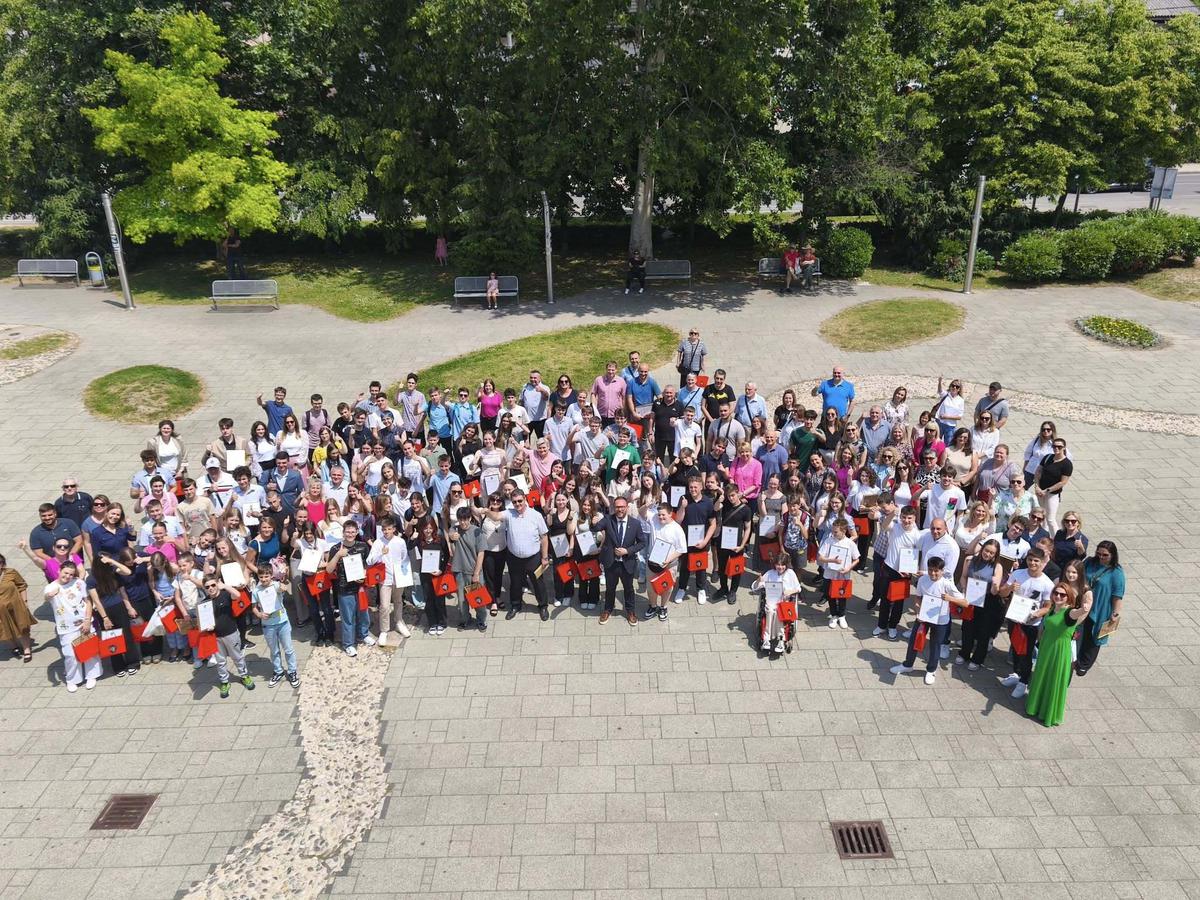 storyeditor/2025-06-06/Prijem-ucenici-zupanijska-i-drzavna-natjecanja.jpg NAJBOLJIM UČENICIMA u znak priznanja za njihov izniman uspjeh i trud tijekom školske godine, gradonačelnik Krešimir Ačkar uručio je pohvalnice i prigodne poklone