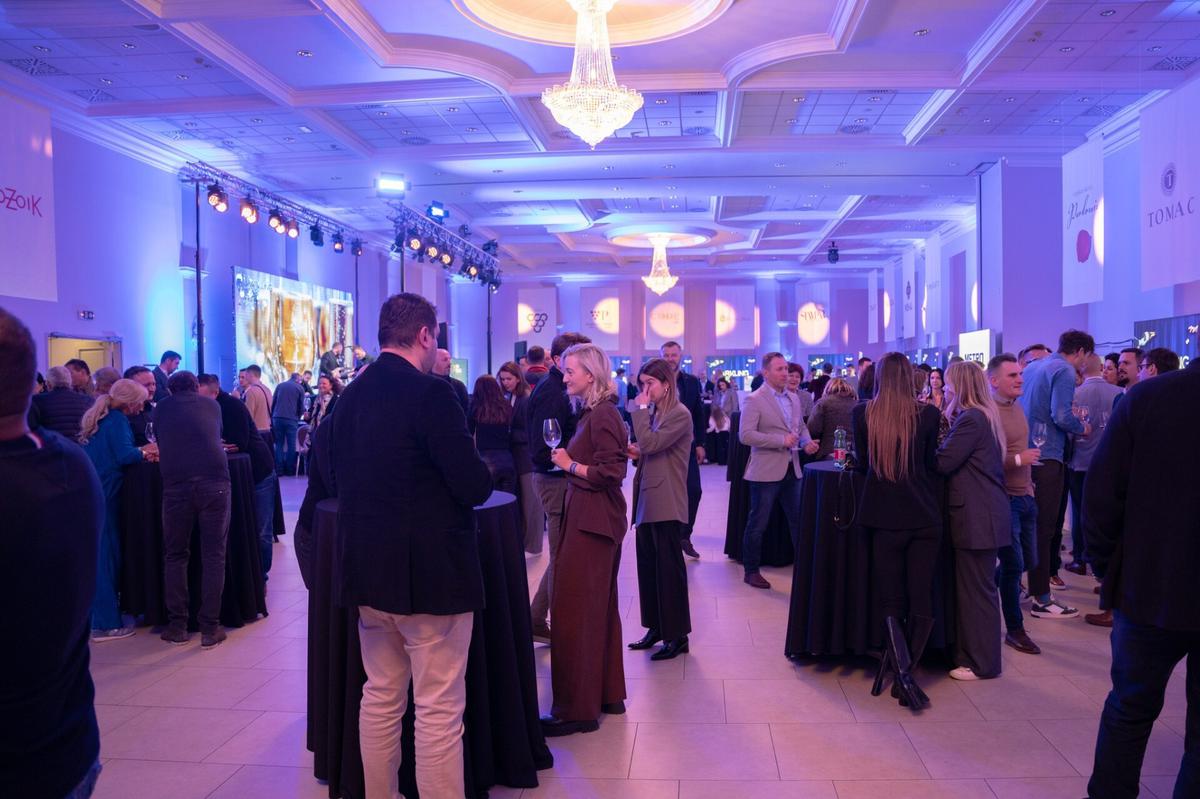 Svakog punog sata organizirani su grupni, edukativni vođeni obilasci festivala u suradnji s Hrvatskim sommelierskim klubom, uz stručno vodstvo iskusnih sommelierki koje će vas uputiti u svijet stilova, regija i vinara koji sudjeluju – navode organizatori