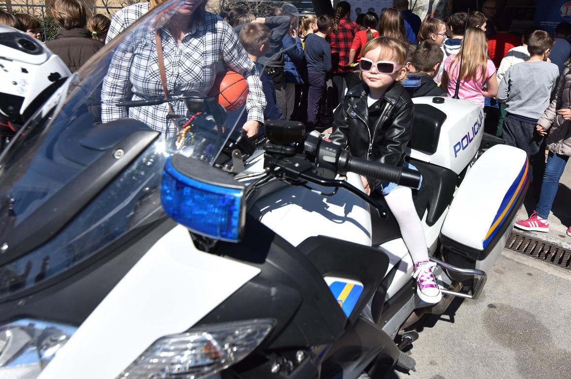 Akcija "Policajac prijatelj pomagač" privukla velik broj radoznale djece
