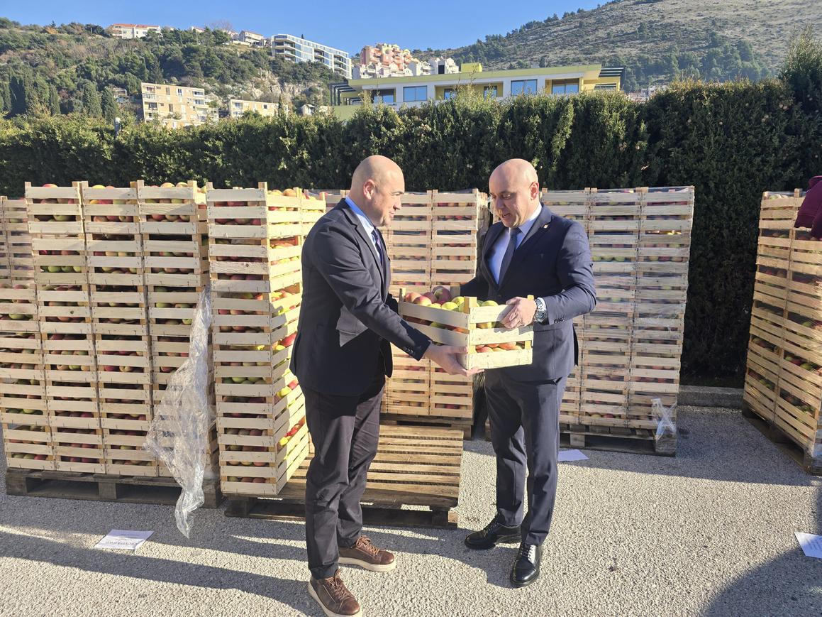 Donacija od 10 tona jabuka iz Vukovara