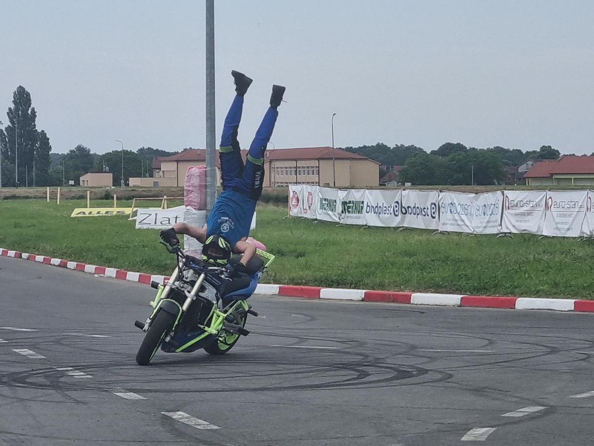 Stotinu vozača, zaljubljenika u adrenalin i brzu vožnju na motospektaklu u Bjelišu