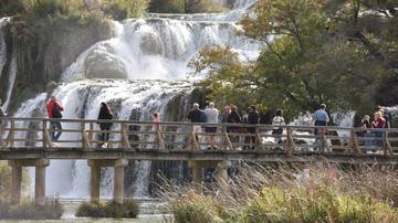 Još uvijek veliki broj turista uživa u bojama jeseni NP Krka