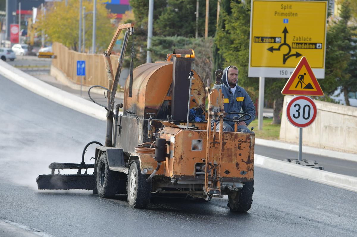 Izgrađeno je novo raskrižje "Mandalina" s dva rotora i nadvožnjakom, čime je znatno poboljšana protočnost prometa