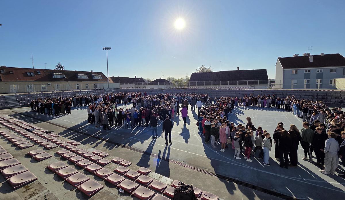 Obljetnica je ovjekovječena i zajedničkom fotografijom na starom rukometnom igralištu