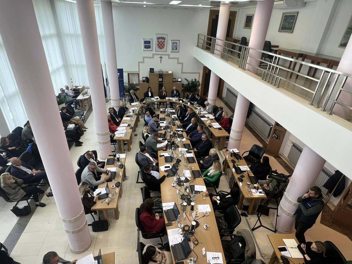 storyeditor/2025-10-06/skupstina_1.jpg NA DNEVNOM redu bile su i izmjene odluke o koeficijentima za obračun plaće službenika i namještenika te raspoređivanje sredstava za financiranje političkih stranaka