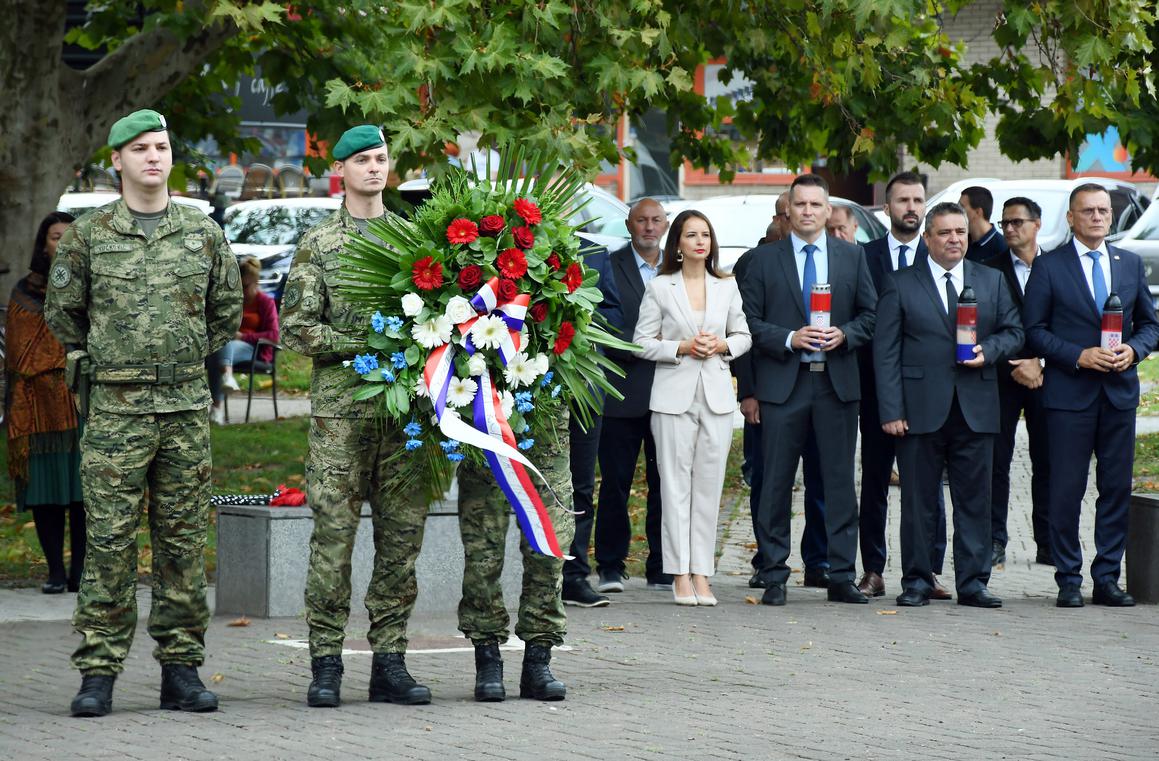 Plakete, oklopna vozila i Rafale za Dan hrvatskih branitelja Grada Siska