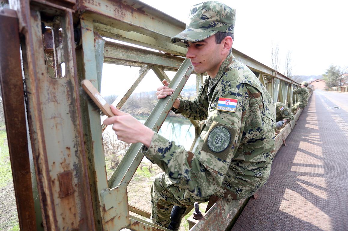 Vojnici pomažu u radovima na sanaciji mosta Velika Jelsa - Hrnetić