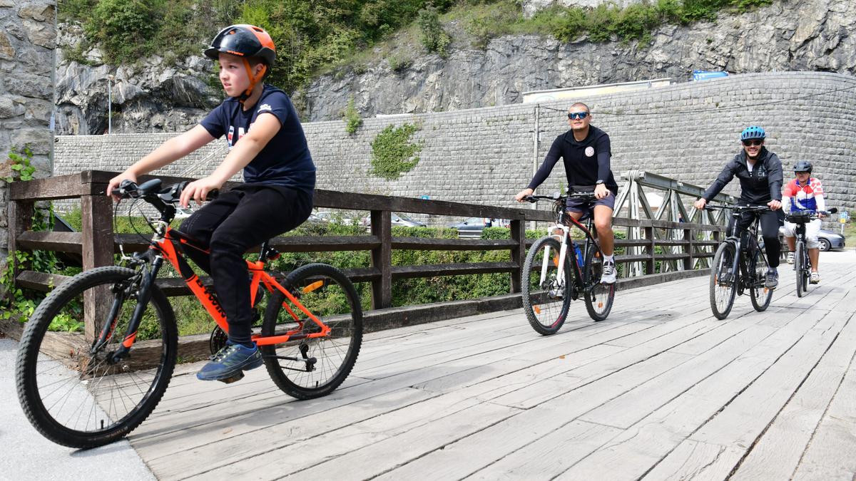 Organizirana je i e-bike tura koja povezuje mlinarsko naselje Rastoke s okolnim selima iz kojih su mještani nekad donosili žito na meljavu