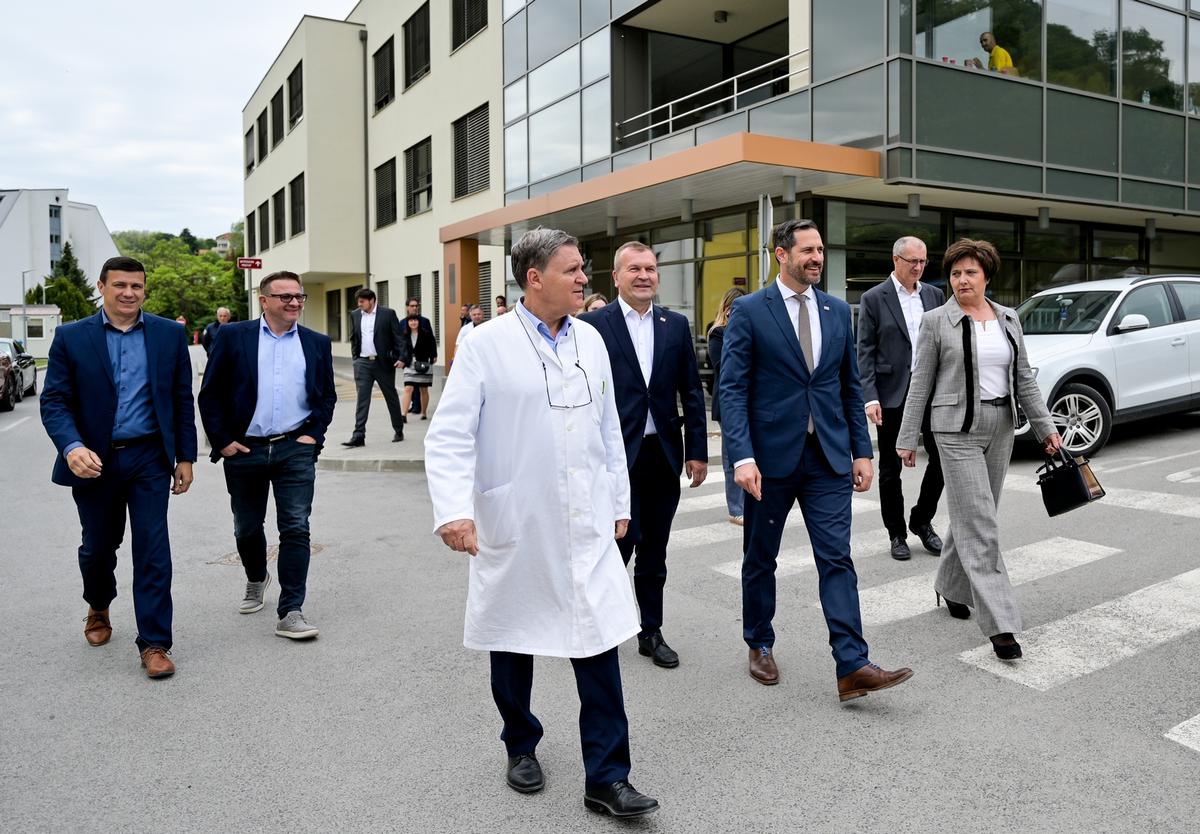 storyeditor/2025-05-15/Minerva_obilazak__48_.jpg OBNOVA Hotel će imati suvremeni interijer, vodene atrakcije, uređene unutarnje i vanjske bazene, Wi-Fi u svakoj prostoriji...