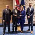 Gradonačelnik Bjelovara Dario Hrebak potpisao je ugovor s Ministarstvom turizma i sporta vrijedan 330 tisuća eura kojim se bjelovarska Sokolana namjerava opremiti vrijednom sportskom opremom