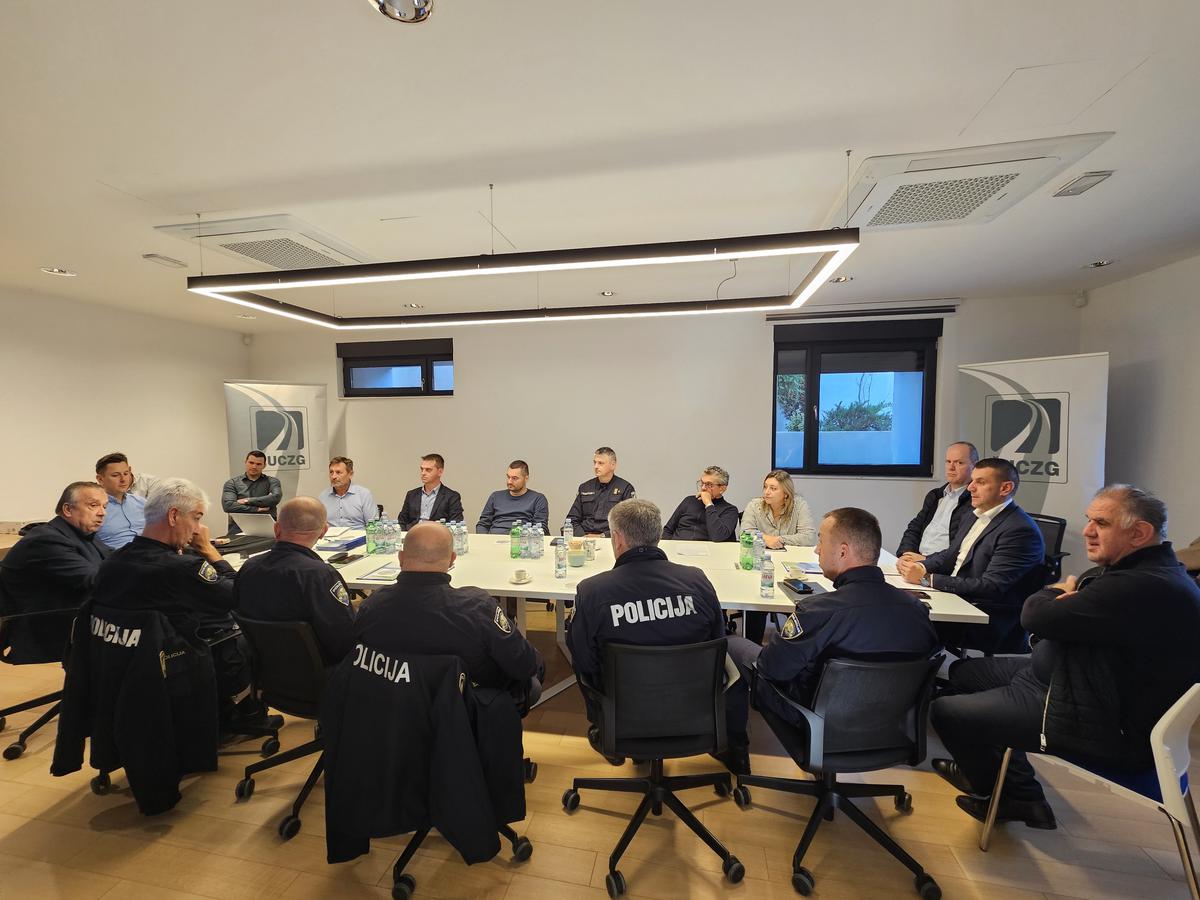 ZA POTREBE provođenja zimske službe osigurano je 26 ekipa s odgovarajućim vozilima s ralicama i posipačima, 5000 tona soli i 5000 m² sipine, a sva vozila i sva mjesta pripravnosti komunikacijski su umrežena