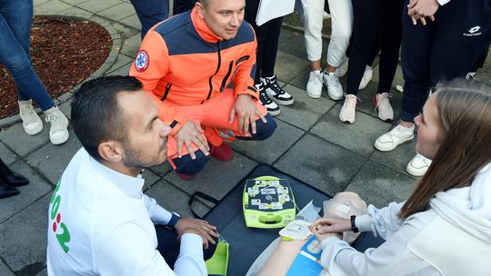 U povodu Svjetskog dana oživljavanja na glavni gradski trg u Novskoj postavljen je javni defibrilator, prvi u Sisačko-moslavačkoj županiji