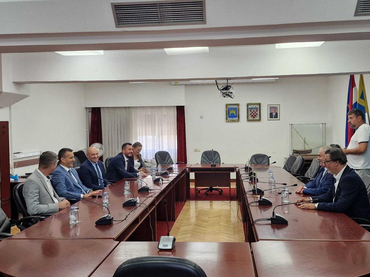 storyeditor/2025-06-19/WhatsApp_Slika_2025-06-19_u_20_53_15_37161d6b.jpg ZAJEDNIČKI NASTUP uvijek je snažniji od pojedinačnog. Župani su se u razgovoru dotaknuli dosta zajedničkih tema, razgovarali su o projektu Dalmatinska zagora, o zdravstvu u ljetnom periodu te o kontroliranom turizmu, kako lokalno tako i nacionalno