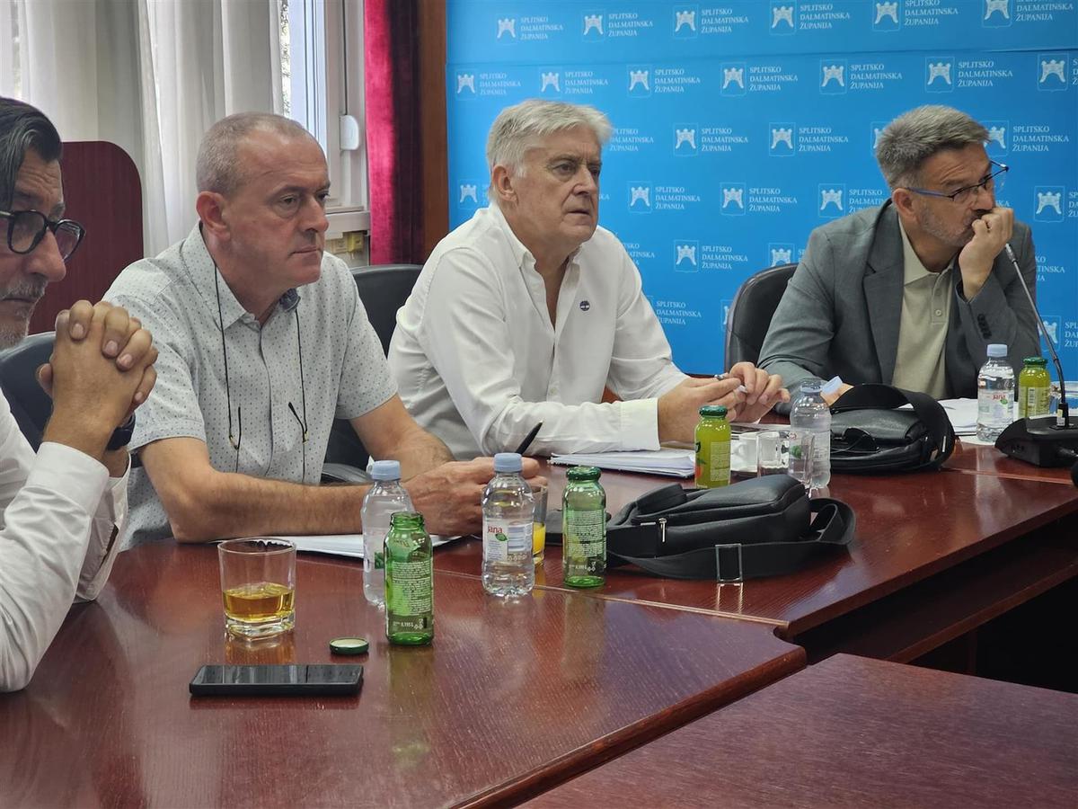 RAZGOVARALO SE o konkretnim modelima suradnje željezničkog i autobusnog prijevoza, a povezivanjem prigradskih vlakova s autobusnim linijama broj 37, 38 i 91 putnicima će se osigurati brža i učinkovitija mobilnost, uz smanjenje potrebe za korištenjem osobnih automobila