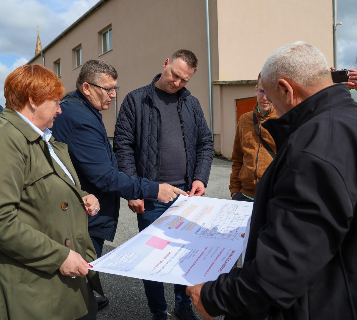 PODRUČNA škola u naselju Podgorci dosad je djelovala u mjesnom domu bez osnovnih uvjeta