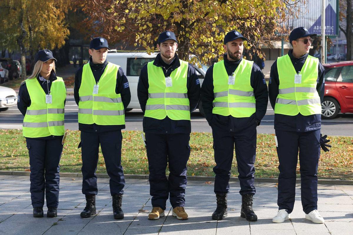 ČLANOVI Prometne jedinice mladeži koji su prošli obuku s Policijskom upravom osječko-baranjskom i Autoklubom Slavonac