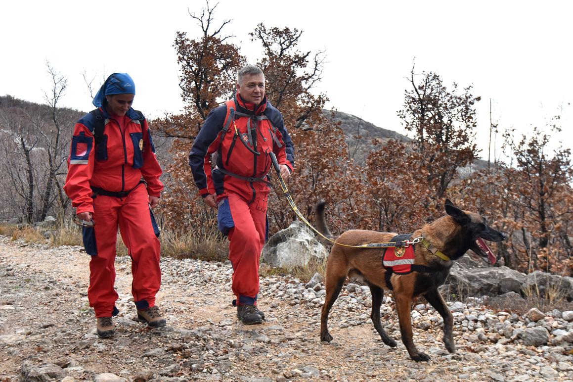 Više od 200 HGSS-ovaca, 50-ak planinara i 15 potražnih pasa na Velebitu tragalo za nestalim starcem