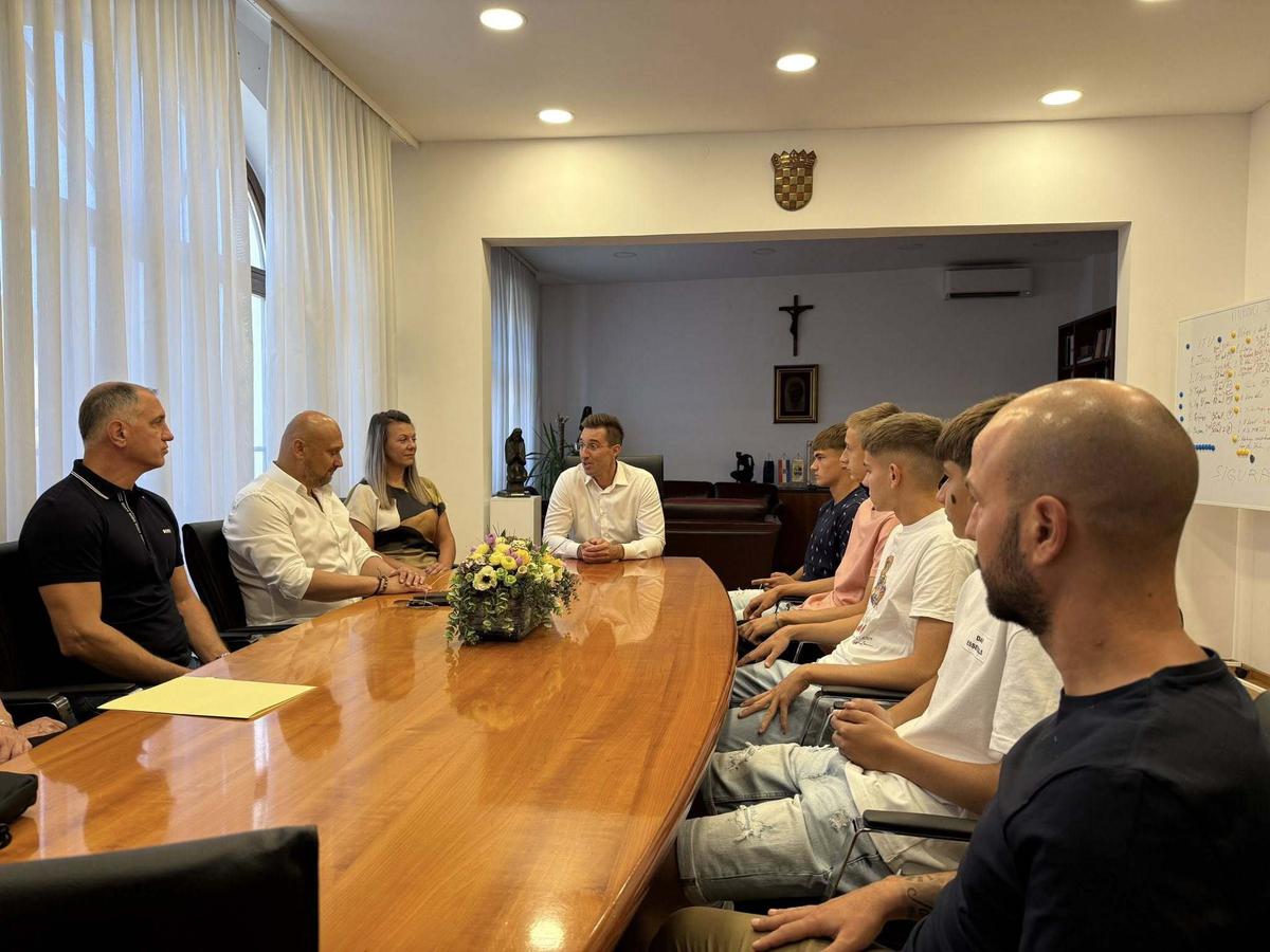 storyeditor/2025-06-28/Nogomet_1.jpg Ovim velikim uspjehom mladih kategorija Cibalije zadovoljan je i gradonačelnik Vinkovaca Josip Romić