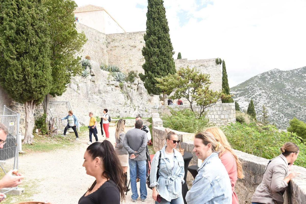 Na ulazu u tvrđavu svečano je jubilarnog 100.000. posjetitelja, obitelj iz Poljske, dočekao i načelnik Općine Klis Jakov Vetma, koji je istaknuo zadovoljstvo postignutim brojkama