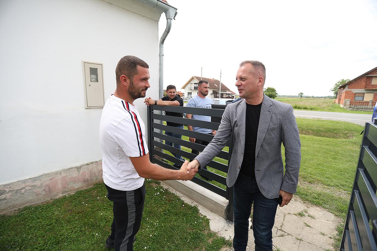 storyeditor/2025-05-29/sirokopojasni_2.jpg TRENUTAČNO je internet u testnoj fazi, a u pogon ga je simbolično pustio virovitičko-podravski župan Igor Andrović. Više od stotinu njegovih korisnika veoma je zadovoljno brzinom