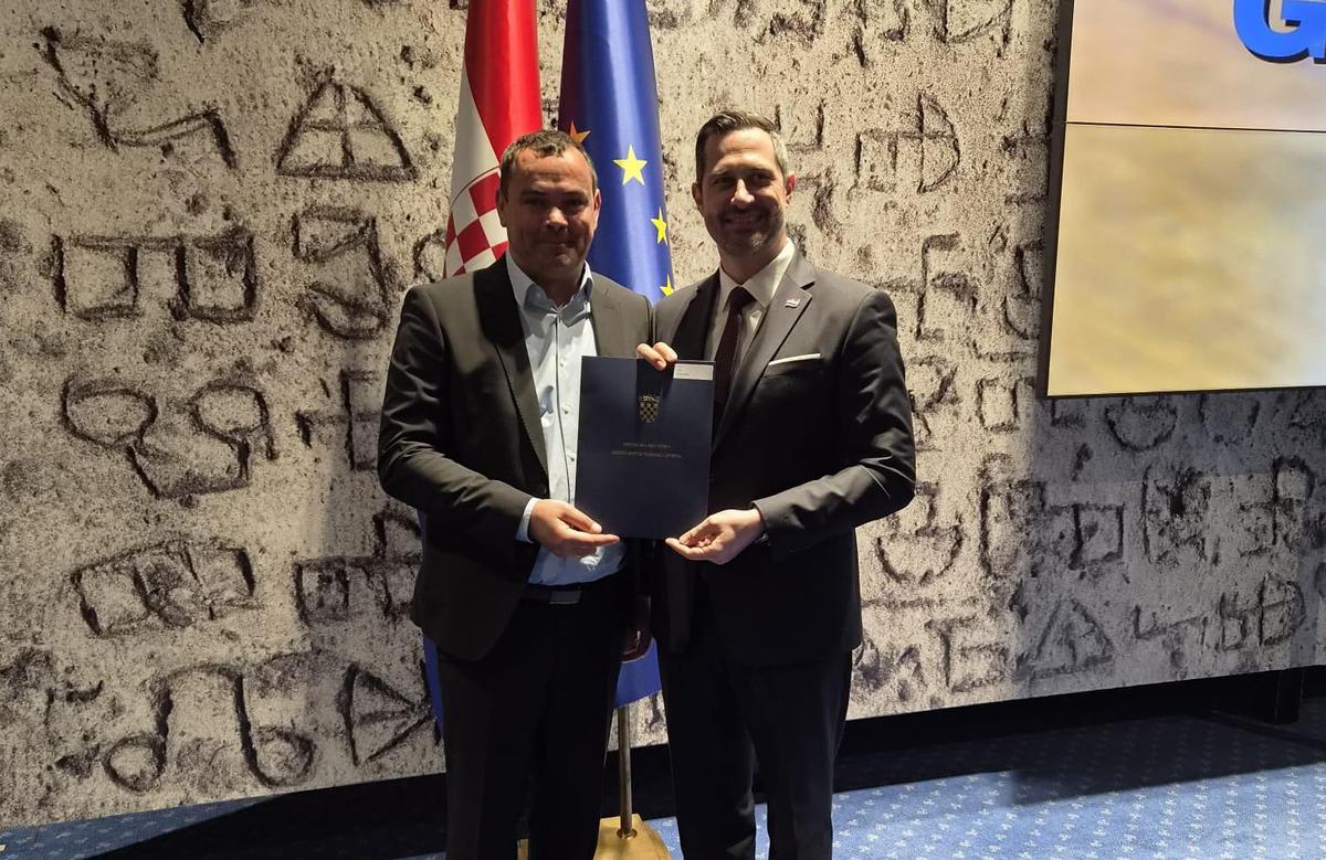 Ugovor o sufinanciranju vrijedan oko 50 tisuća eura od resornoga je ministra Tončija Glavine preuzeo načelnik Dražen Tonkovac