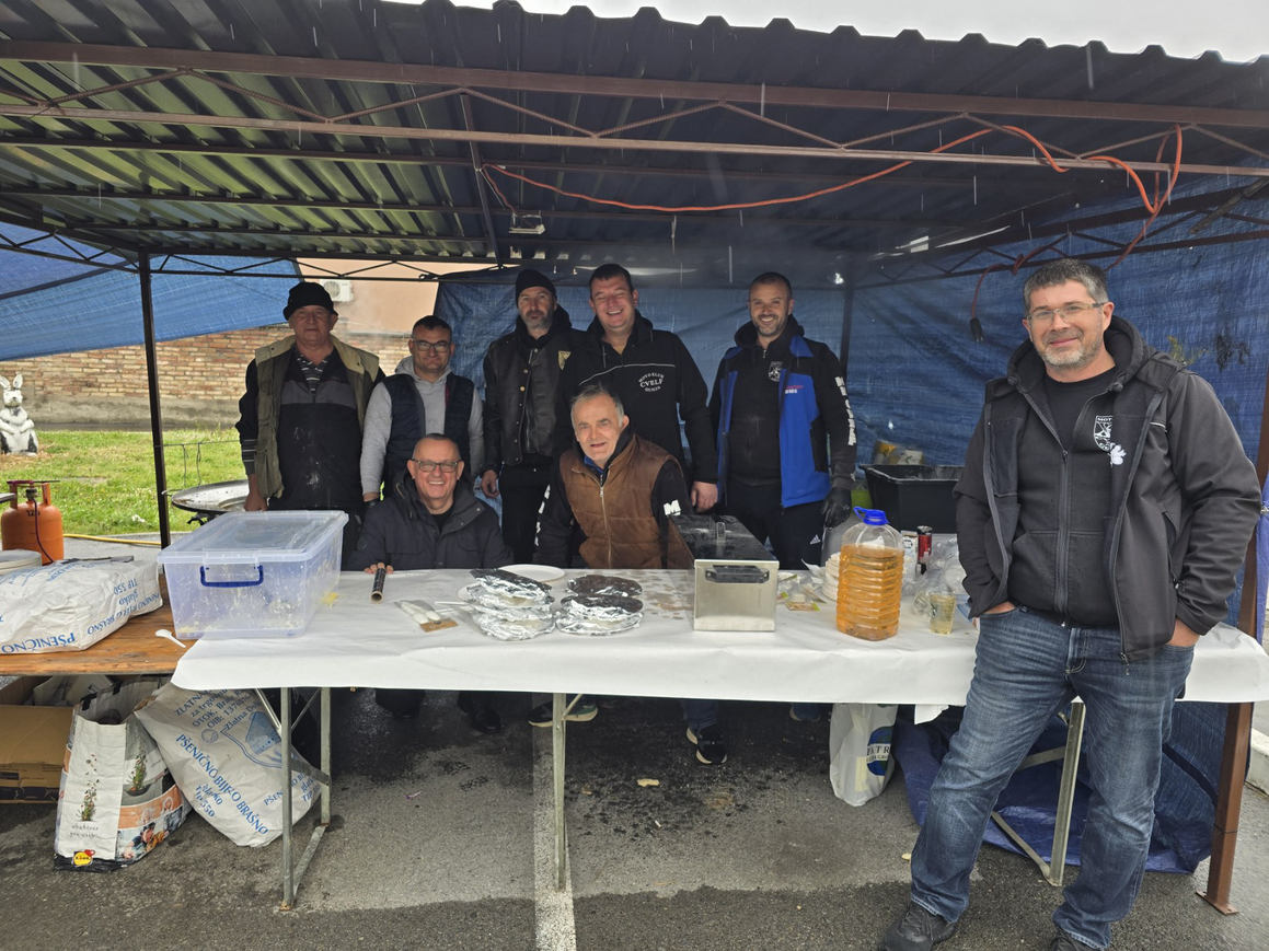 Skuhalo se i pojelo stotinu porcija fiša, a mještane su iznenadili i pečenim srdelama