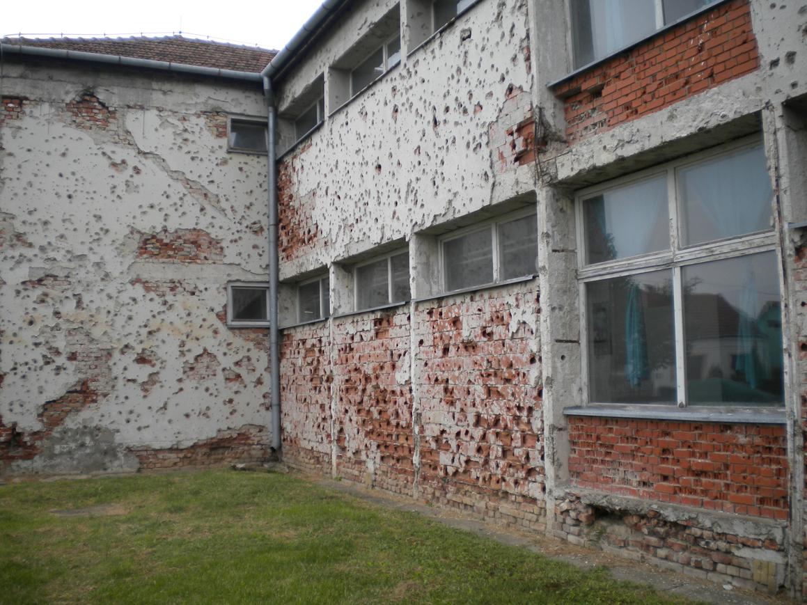 Zidovi nisu obnovljeni još od rata, krov prokišnjava, WC ne radi, a nemaju niti grijanja