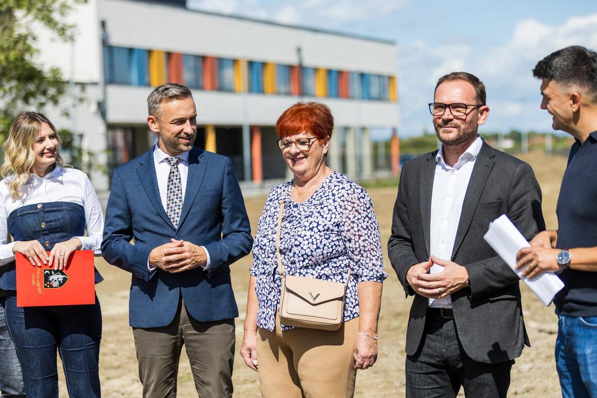 U GRADU ŽIVI 14.000 UMIROVLJENIKA što ukazuje da potrebe za ovakvim projektom itekako ima, rekao je gradonačelnik Krešimir Ačkar dodajući kako ga ne bi bilo moguće ostvariti bez podrške Vlade