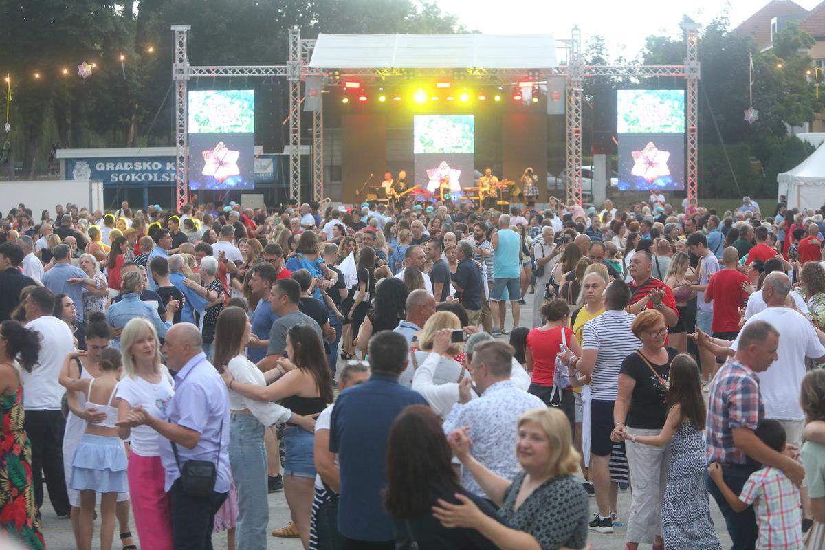 Dan grada 13. srpnja vrhunac je Zvjezdanog ljeta koje završava tradicionalnim balom i koncerom Doris Dragović