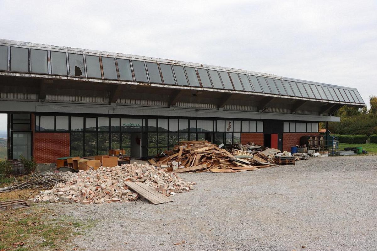 SMJEŠTENA je u srcu Plešivice, okružena vinogradima, 40 minuta od Zagreba