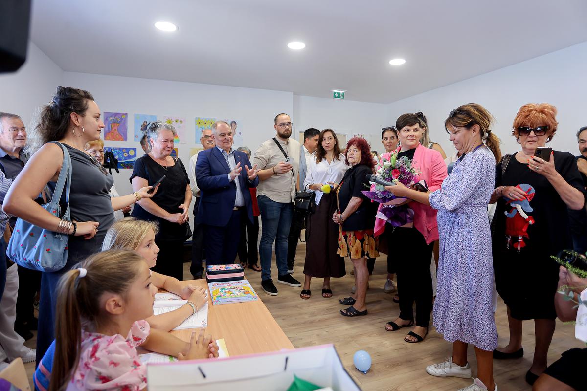 NA SVEČANOST početka školske godine došli su gotovo svi otočani, a i učiteljica Antonia Jurić Marijanović tijekom radnog tjedna postaje otočanka