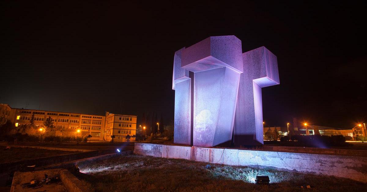 Osvijetljeni labinski simboli, rudarski šoht i spomenik rudaru borcu ...