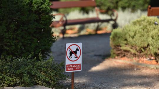 Znak zabrane za pse na ulazu u park