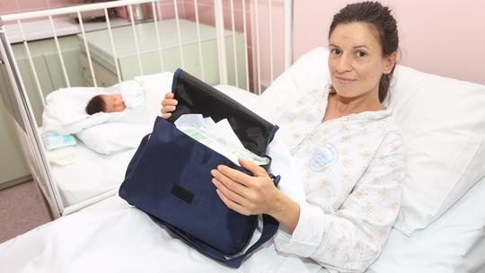 Bebina prva torba, podjela poklon torbi u karlovačkom rodilištu