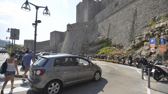 Parkiralište uz stare gradske zidine u Dubrovniku