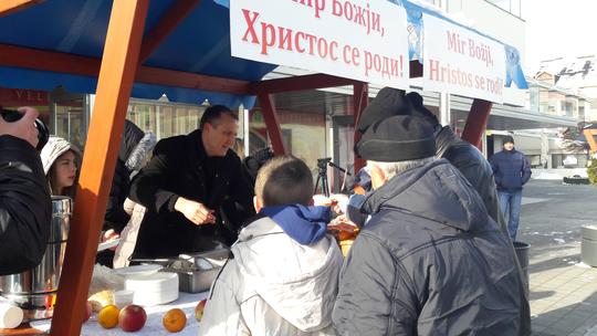 Podjela pečenih ribica u Vukovaru na pravoslavni Badnjak