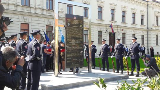 Spomen obilježje policajcima u Vukovaru
