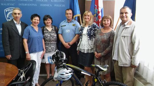 Za karlovačke osnovnoškolce policija kupila pet bicikala, kacige i prsluke