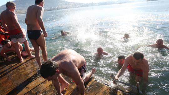 Novogodišnje kupanje u jezeru Sabljaci