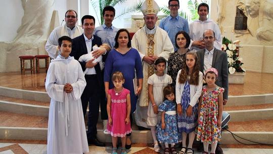 Biskup Mrzljak krstio čak 11 djece u jednom danu