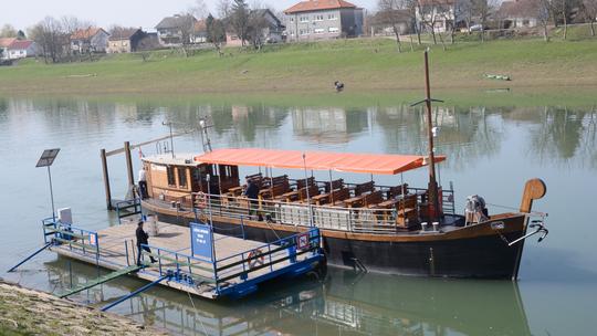 Javnosti je predstavljena i prvi puta zaplovila rijekom Kupom žitna lađa Aurora Colapis