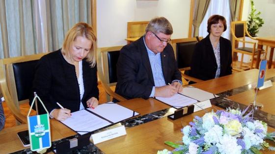 Kristina ikić Baniček i Vojko Obersnel potpisali sporazum