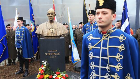 Svečano otkrivanje novopostavljenog spomenika bl. Alojziju Stepincu u organizaciji Grada Osijeka i Humanitarne udruge Auxilium
