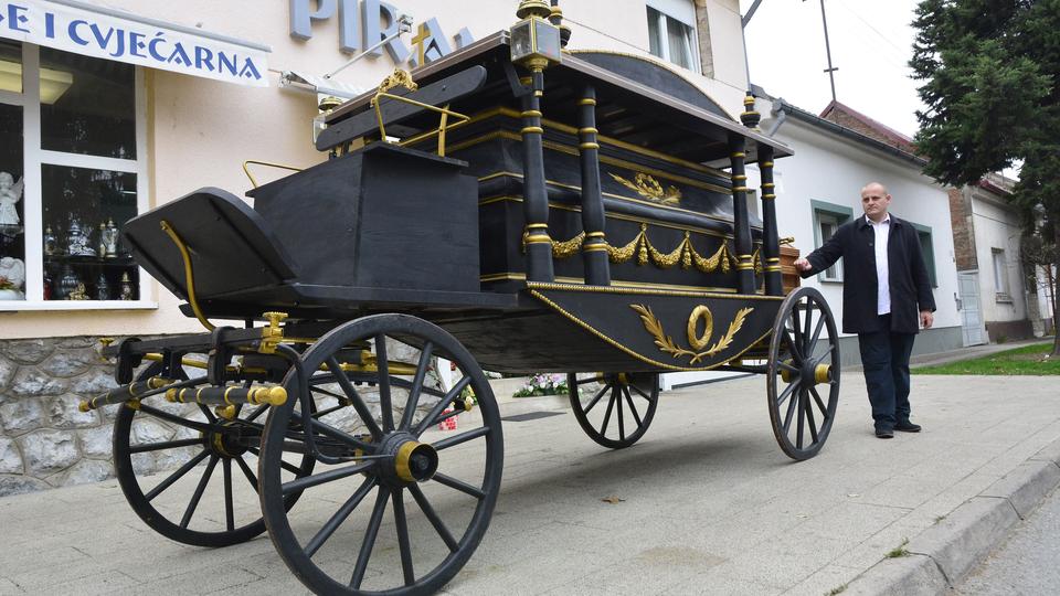 Pogrebna kočija iz 1892. opet će voziti pokojnike kroz slavonska sela | lokalni.hr